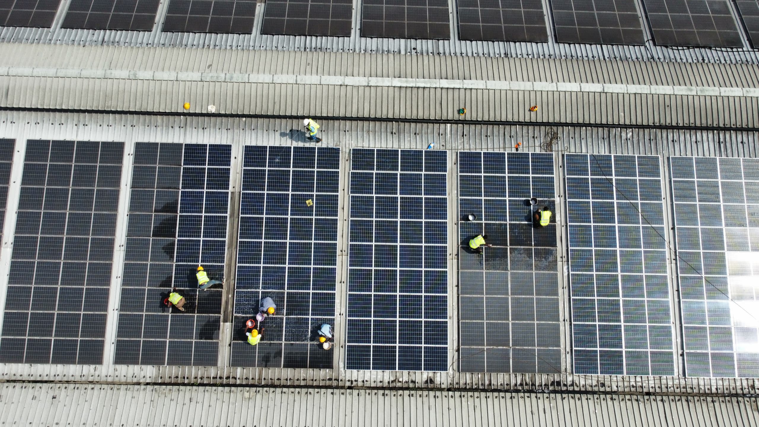 Équipe X-ENERGY en cours d'installation de panneaux solaires