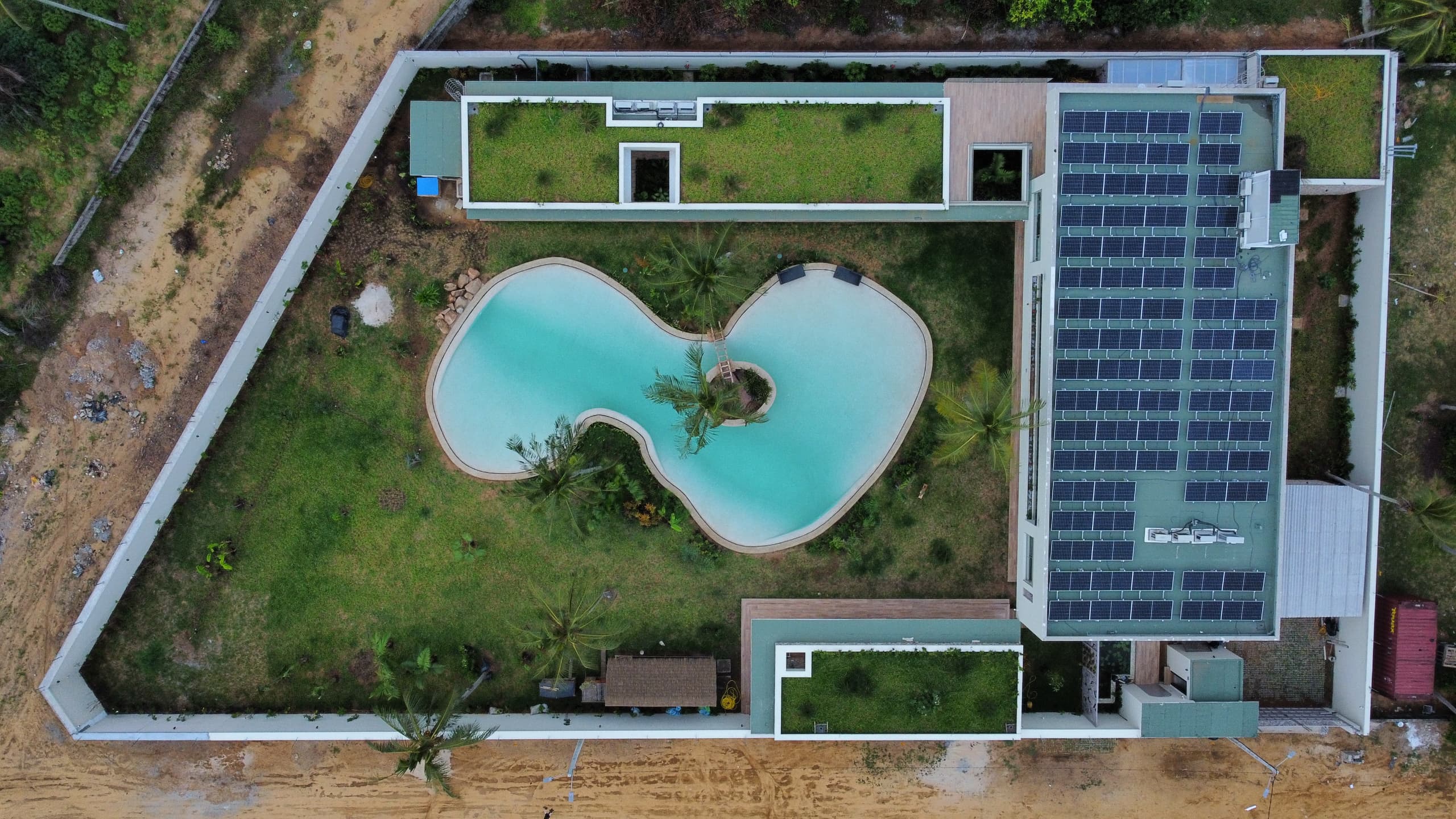 Installation solaire sur une villa avec piscine, vue aérienne